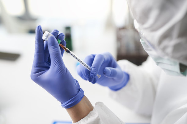 人手拿着冠状病毒药物和注射器素材图片