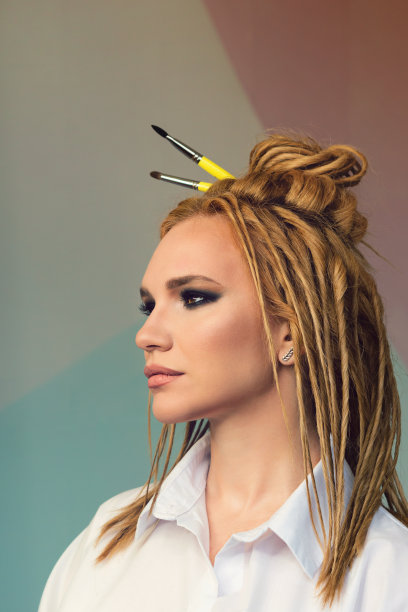 肖像高级时装模特假雷鬼发图片下载