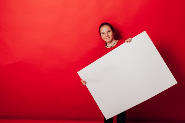 女孩拿着红色背景的信息牌图片下载