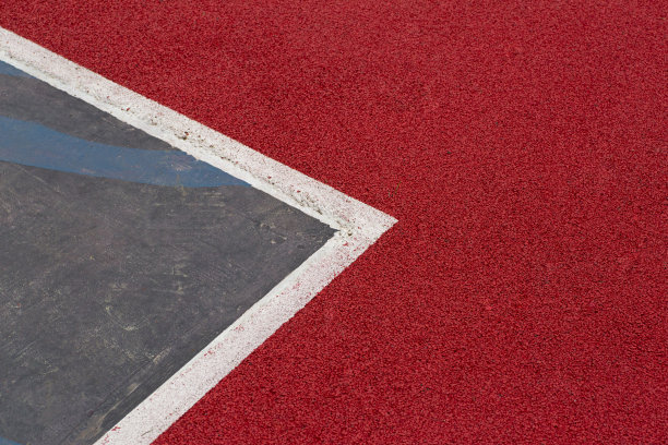 运动场或操场背景。运动场和运动场所的人造橡胶涂料，红色图片下载