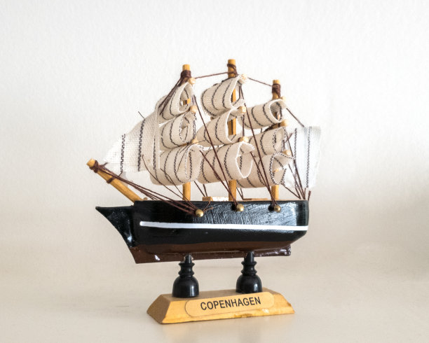 上面写着哥本哈根的迷你船图片下载