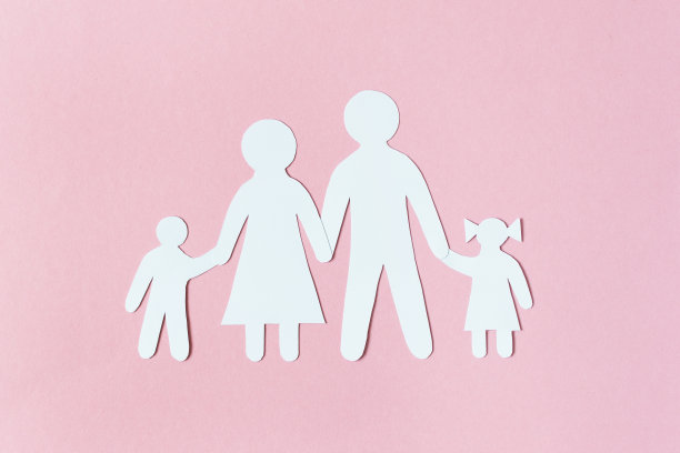 幸福的纸家庭在粉红色的背景俯视图。图片下载