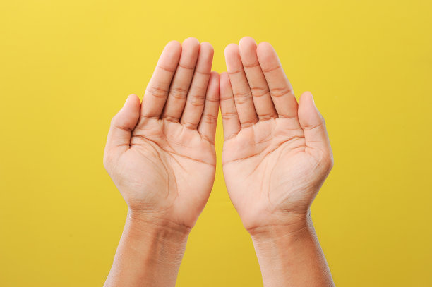 在斋月卡里姆，一个男人祈祷祝福他的神的手图片下载