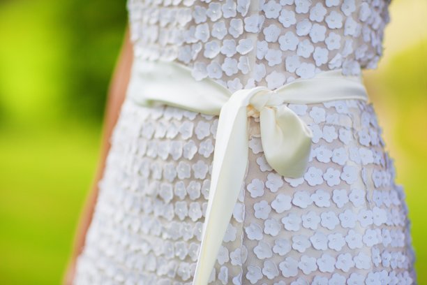 爱，等待着宝宝。夫妇，孕妇和男人，穿着五颜六色的飞行衣服，手牵手怀孕，孕，准备和期待的概念美丽温柔的心情怀孕照片图片下载