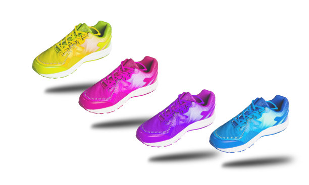 从背景剪辑部分分离出来的健康运动鞋图片下载