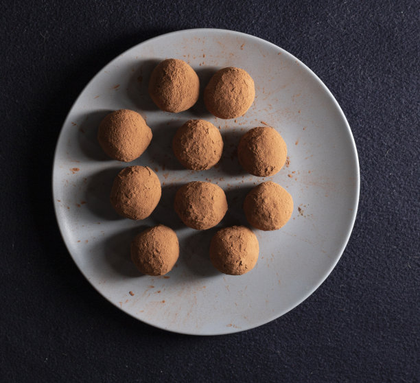 可可球，早餐用的能量球，撒上可可粉。俯视图图片下载