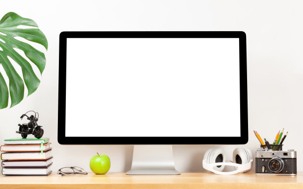 时尚的家庭工作室工作空间与电脑，用品和相机图片下载