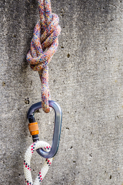 两根攀爬绳与铁环相连图片下载