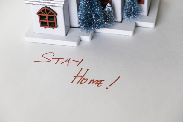 在Covid - 19大流行期间呆在家里进行自我隔离——健康理念图片下载