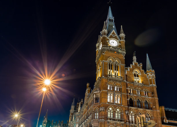 英国伦敦圣潘克拉斯车站外的夜景图片下载