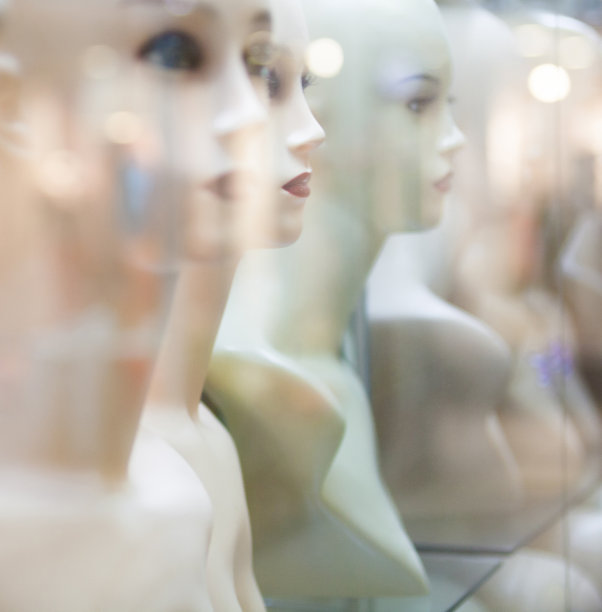 商店橱窗里的女性模特。图片下载