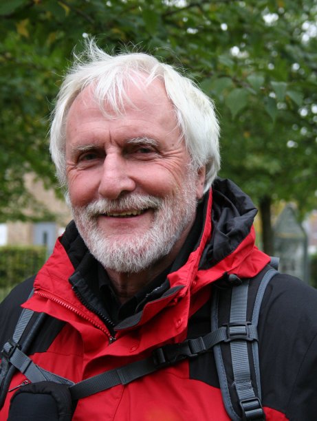 肖像的白胡子活泼的高年级在红黑颜色积极的徒步旅行服装图片下载