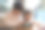 男孩和女孩正在看手机里有趣的东西。素材图片