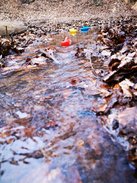 3只玩具塑料靴子，哪个赢了?图片下载