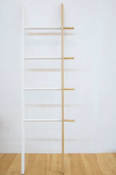 近距离观看木质的帽子衣架或晾衣绳与楼梯形状的设计靠在墙上图片下载