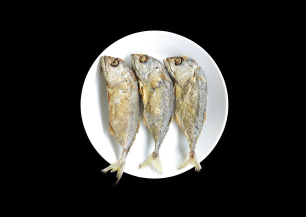 煎鲭鱼在白色盘子图片下载