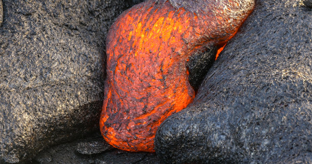 熔岩从夏威夷大岛上的基拉韦厄火山流出图片下载