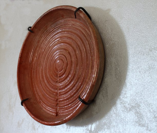 传统手工陶瓷托盘用于沥干鲜奶酪中的凝乳素图片下载