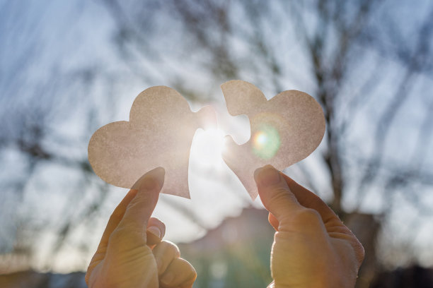 两颗心合二为一的概念。图片下载