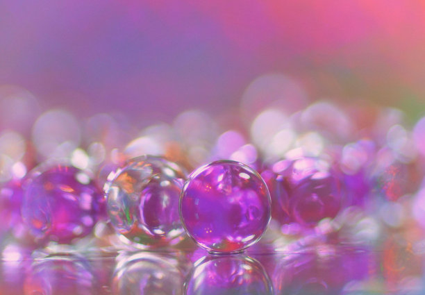 令人惊叹的粉色和白色气泡的抽象照片上的彩色多色散景背景图片下载