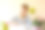 男孩做家庭作业。孩子在远程学习。一个男孩坐在桌子旁写东西。在线学习图片下载
