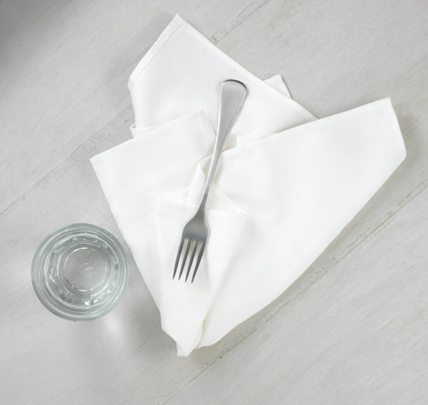餐巾，叉子和杯子图片下载