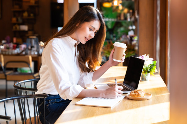 亚洲女性在家工作图片下载