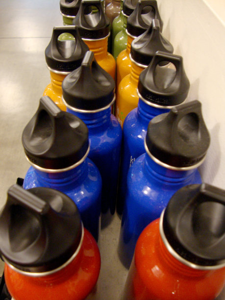 一排彩色水瓶图片下载