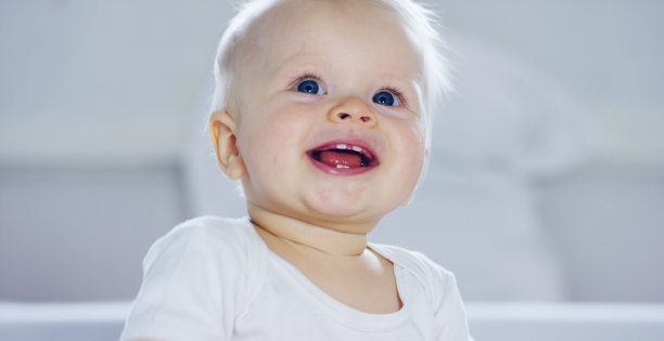 微笑的可爱小孩图片下载