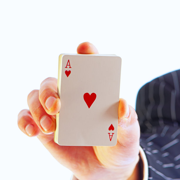 男人手里拿着一副牌，红桃a。图片下载