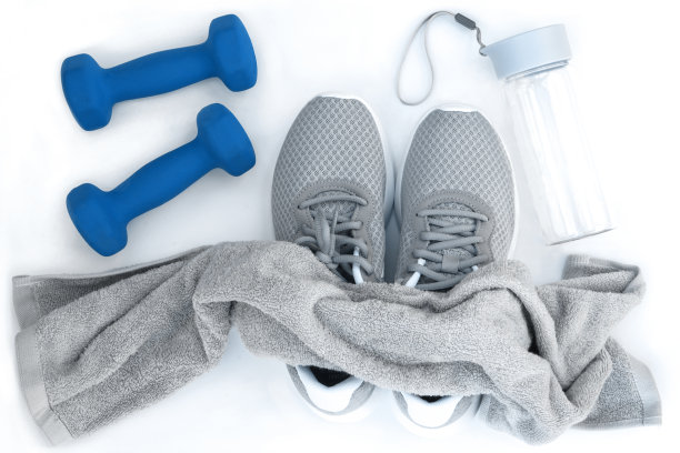 跑鞋，蓝色哑铃，水瓶，毛巾。运动设备图片下载