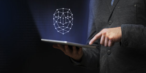 面对ID。商人用平板电脑与人脸全息图在黑暗背景上拼贴。本空间图片下载