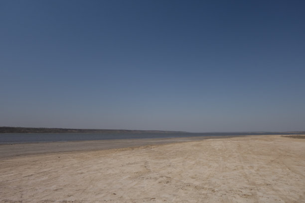 晴朗多风的日子里，沙质湖岸。图片下载