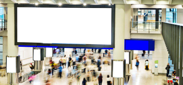 模糊的人群和机场的空白广告牌图片下载