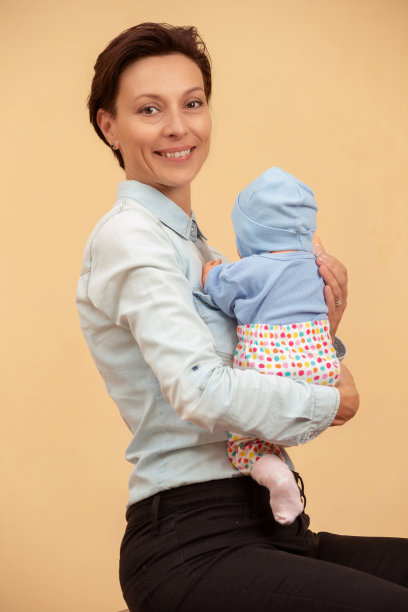 产前班主任向我们展示抱新生儿的正确方法-抱肩图片下载