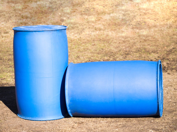 两个蓝色的塑料桶躺在地上。液体安全储存的概念图片下载