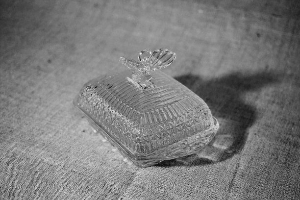 灰色背景上的玻璃涂油器图片下载