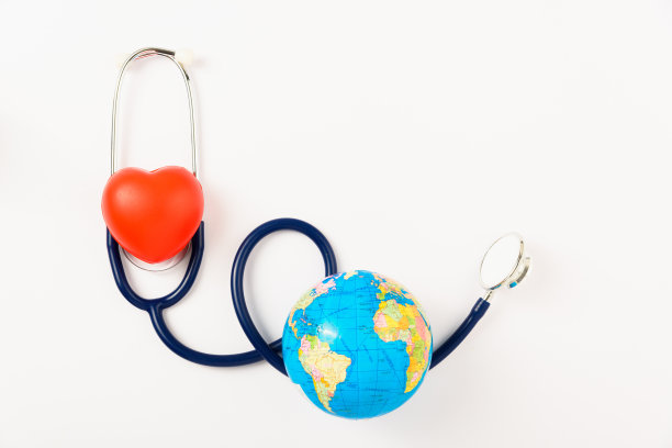 世界卫生日概念，听诊器，地球仪和红心在白色背景和复制空间。全球卫生保健图片下载