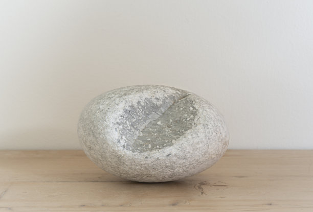 白色椭圆形的卵石，少了一块图片下载