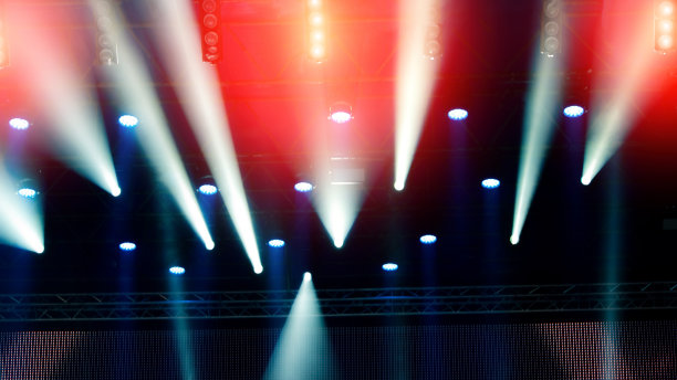 一场摇滚音乐会中的舞台灯光。图片下载