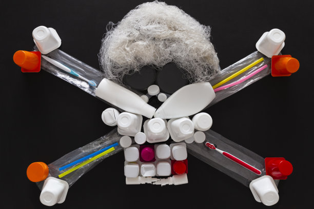 用塑料垃圾做的骷髅和交叉骨头图片下载