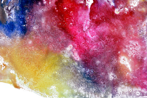 白色背景上的粉红色、黄色和蓝色斑点的混合物。抽象水彩画。图片下载