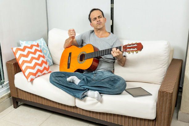 成熟的男人用感情弹吉他。图片下载