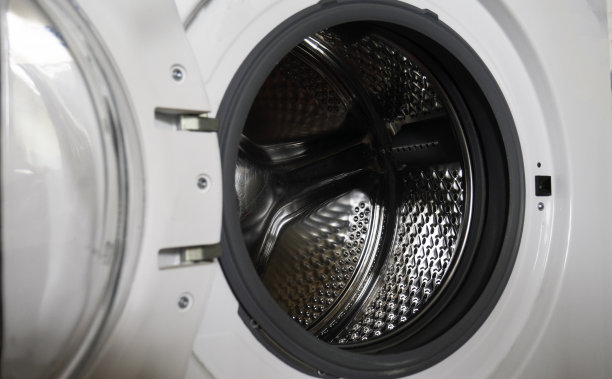 清空打开的洗衣机滚筒。图片下载