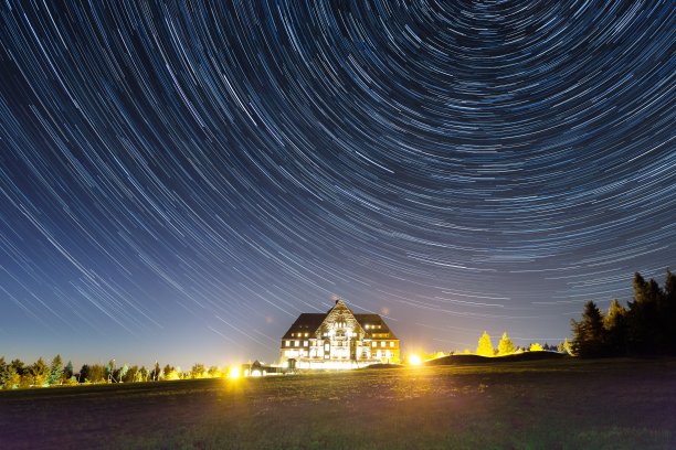 星空下的教堂图片下载