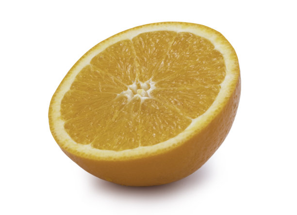 特写的孤立的半新鲜的橙子水果与水滴在白色的背景。剪切路径的照片。图片下载