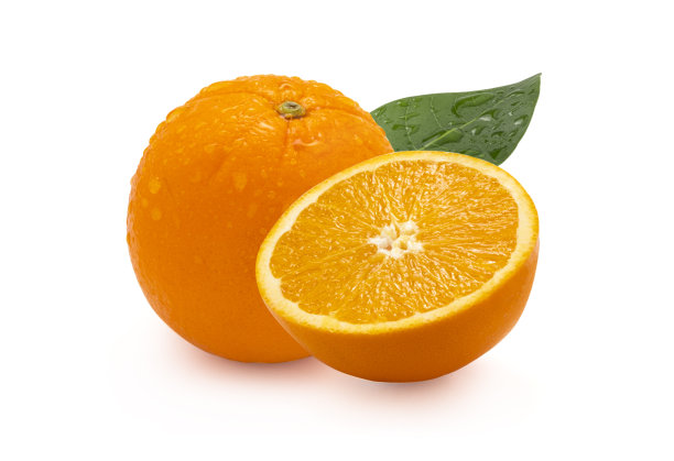 特写的孤立的一个半新鲜的橙子与叶片和水滴在白色的背景。剪切路径的照片。图片下载
