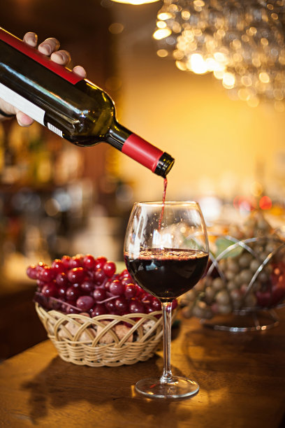 红酒。杯酒。倒红酒。图片下载