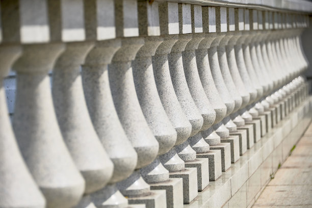 栅栏的白色大理石柱子靠近了。在未来重复的帖子。图片下载