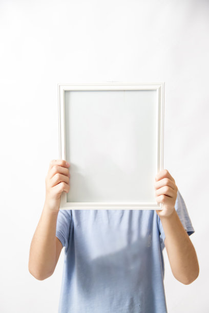 男孩拿着一个空白的相框图片下载